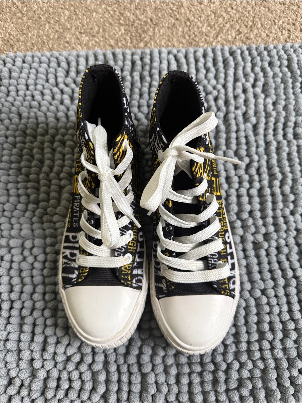 Youth Pittsburg Pirates sneakers size 4-5